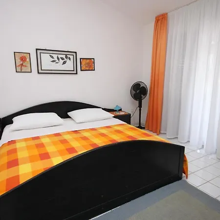 Apartments And Rooms By The Sea Vodice - 6182 Gostinjska kuća 3*