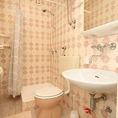 Apartments And Rooms By The Sea Vodice - 6182 Gostinjska kuća 3*