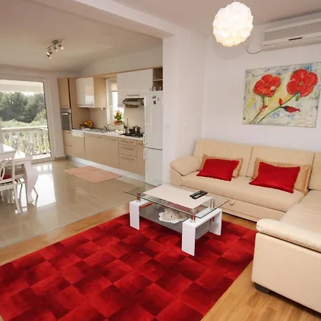 Apartments And Rooms By The Sea Vodice - 6182 3* Vodice