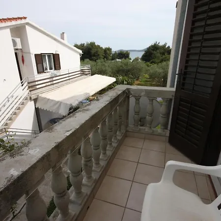 Gostinjska kuća Apartments And Rooms By The Sea Vodice - 6182 3*