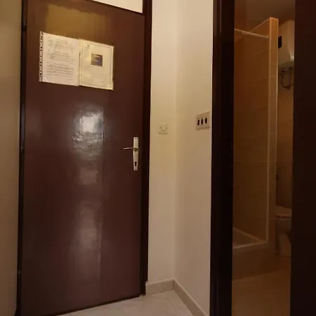 Gostinjska kuća Apartments And Rooms By The Sea Vodice - 6182 Vodice