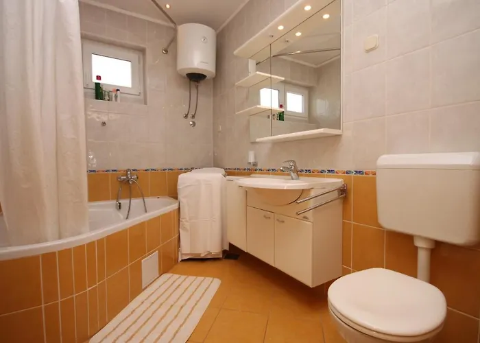 And By The Sea - 6182 Gasthuis Vodice