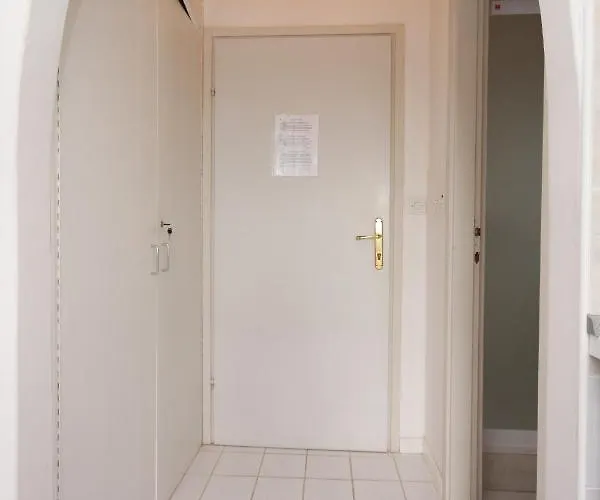 Guest house Apartments And Rooms By The Sea Vodice - 6182 3*