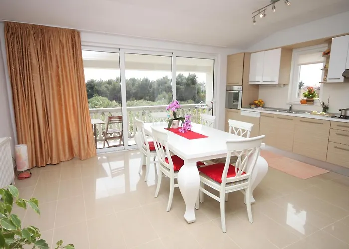 Apartments And Rooms By The Sea Vodice - 6182 3*