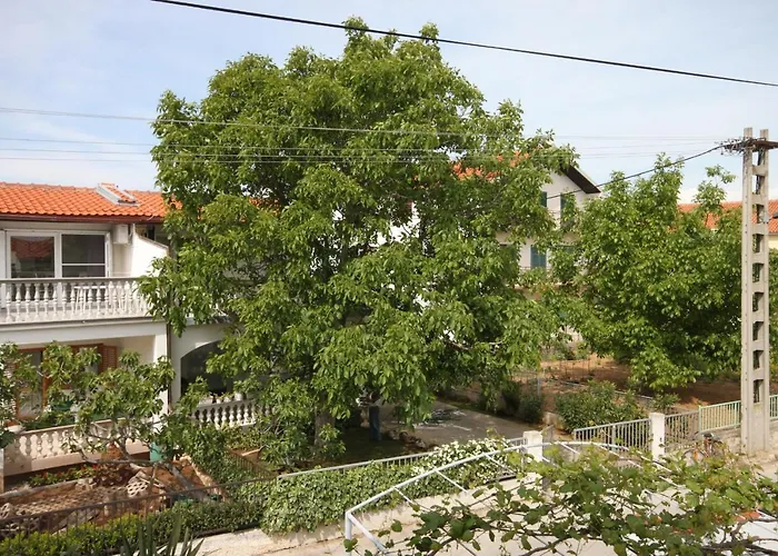 Apartments And Rooms By The Sea Vodice - 6182 Guest house