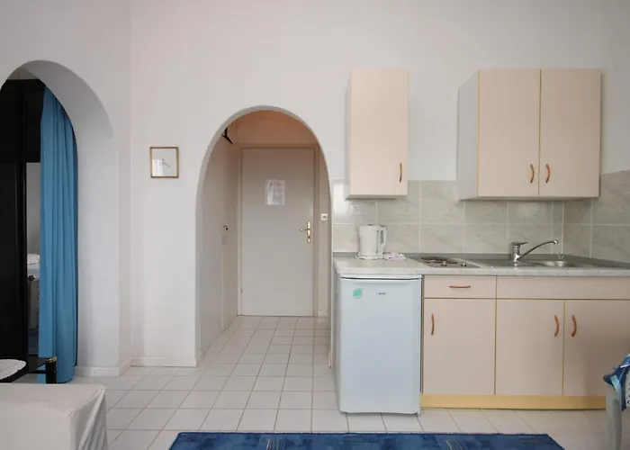 Apartments And Rooms By The Sea Vodice - 6182 3*